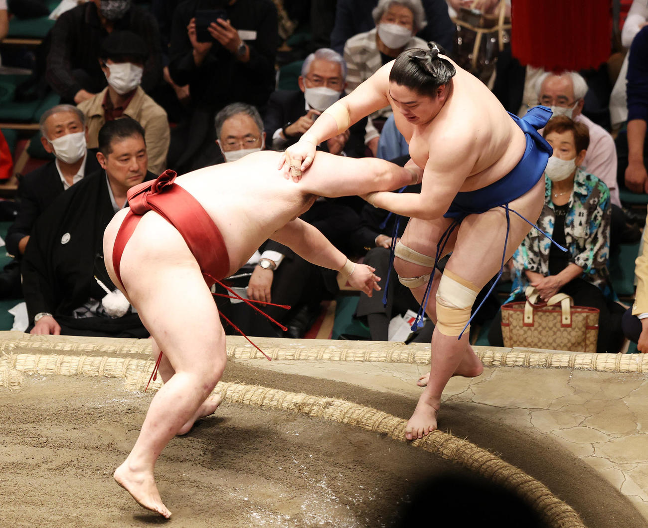 一山本（右）を押し出しで破る隆の勝（撮影・鈴木正人）