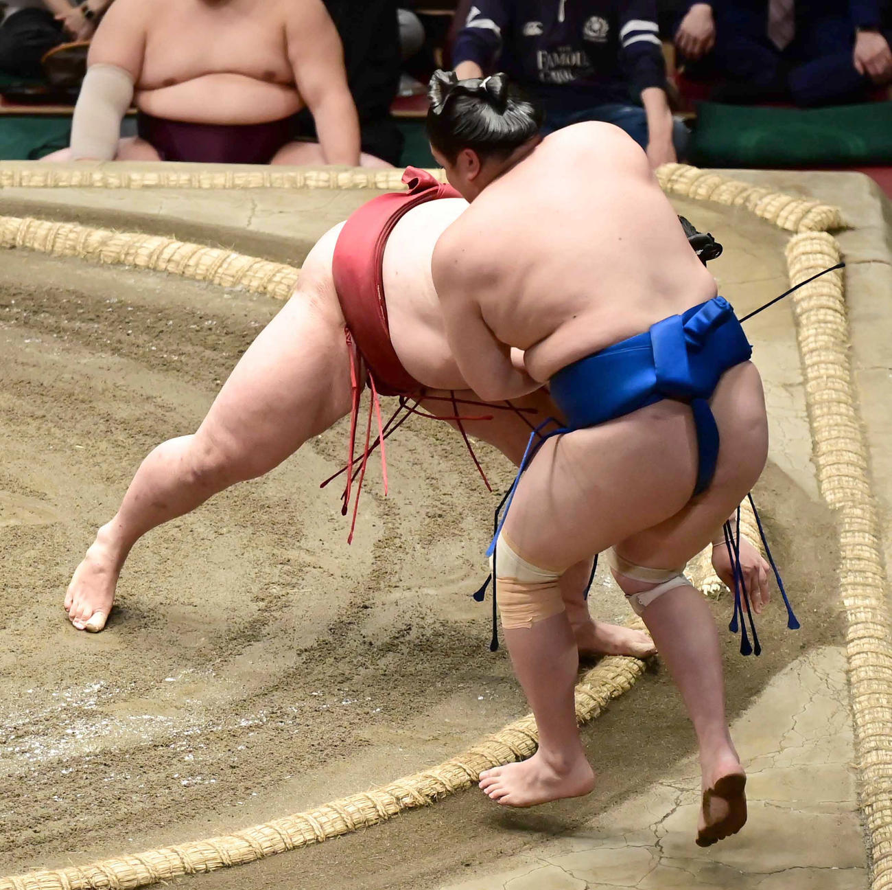 隆の勝は一山本（右）を押し出しで破る（撮影・小沢裕）
