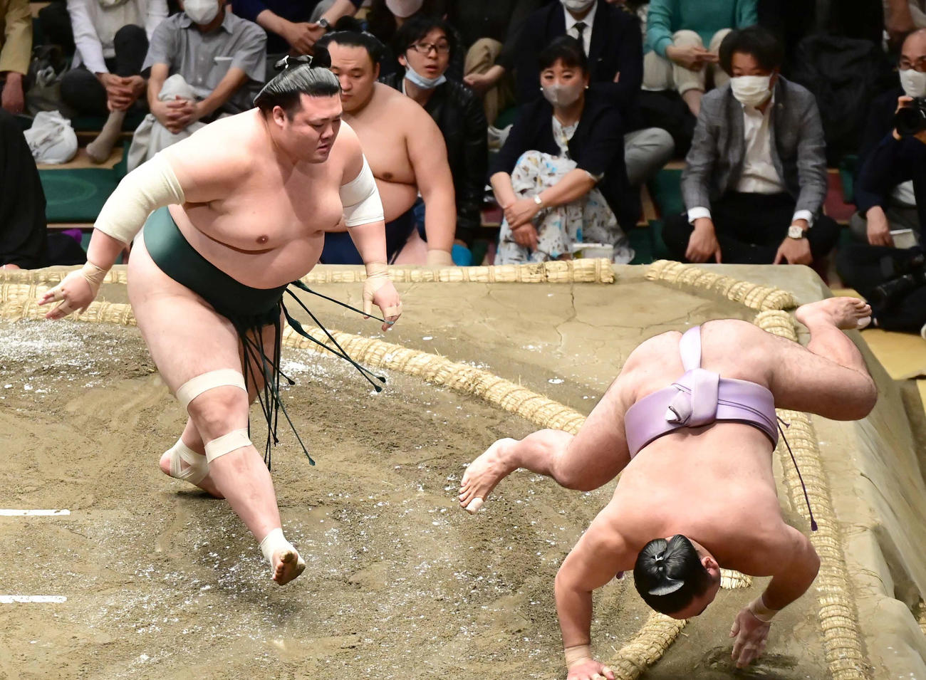 豊山（左）は琴恵光を突き落としで破る（撮影・小沢裕）
