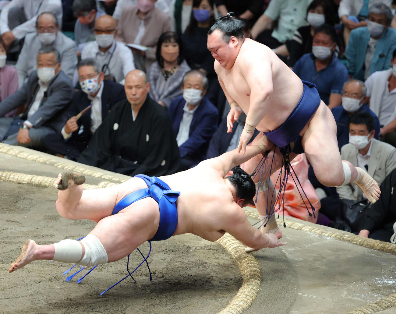 北勝富士（左）は宝富士を押し出しで破る（撮影・河田真司）