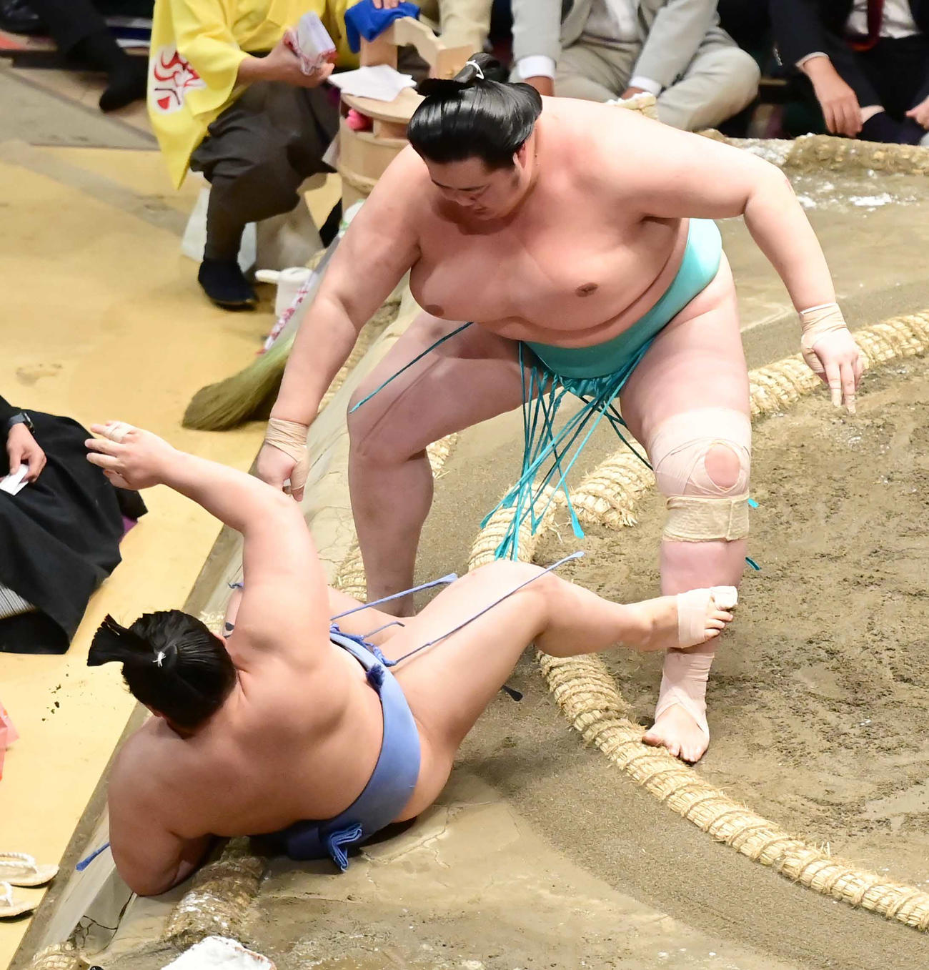 琴ノ若（右）は翔猿を押し倒しで破る（撮影・小沢裕）