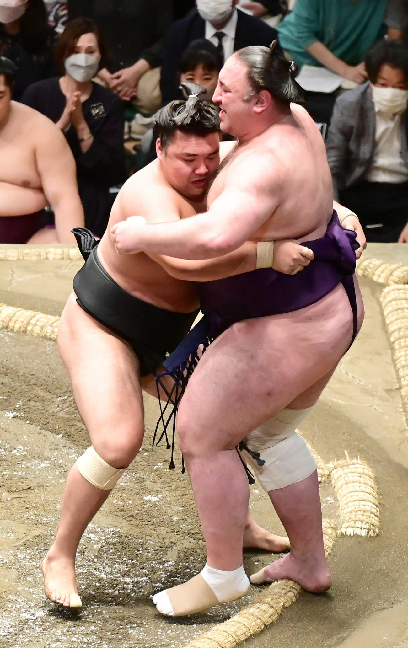 霧馬山（左）は栃ノ心を寄り切りで破る（撮影・小沢裕）