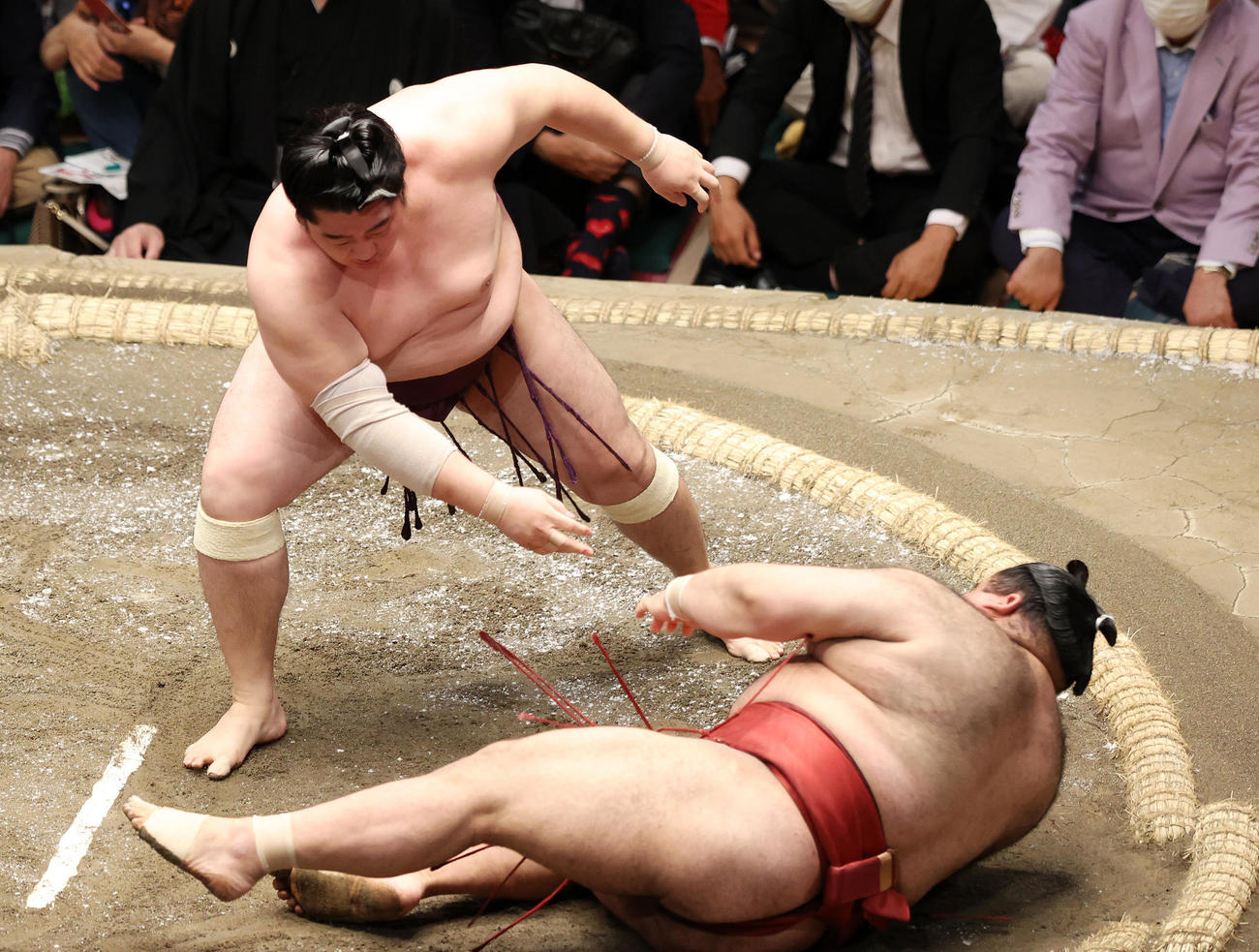 高安（下）を上手出し投げで破る遠藤（撮影・鈴木正人）