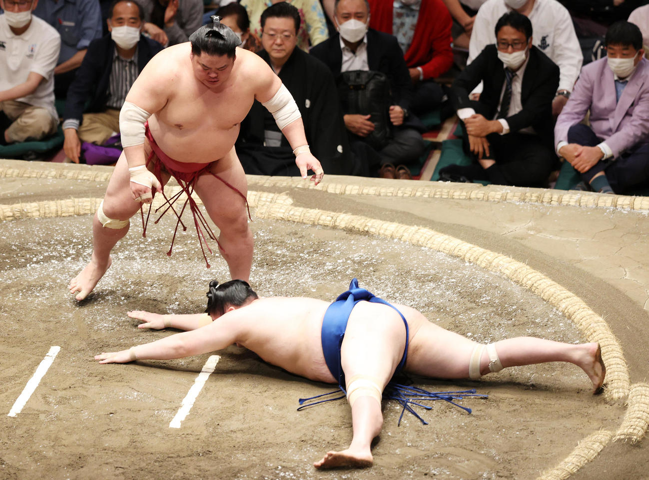 一山本（下）を引き落としで破る大栄翔（撮影・鈴木正人）