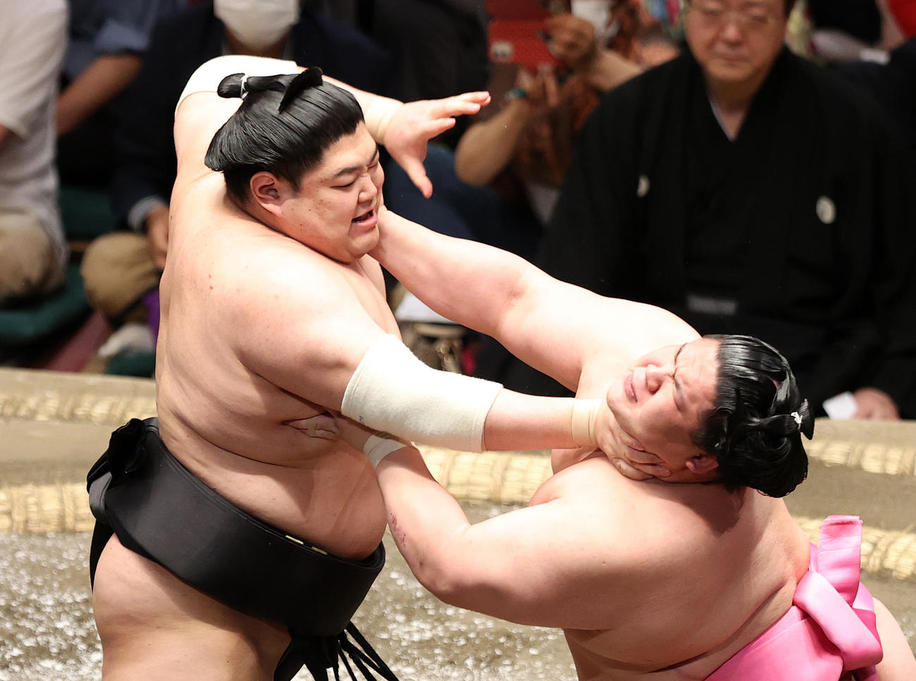 宇良（右）を激しく攻める阿炎（撮影・鈴木正人）