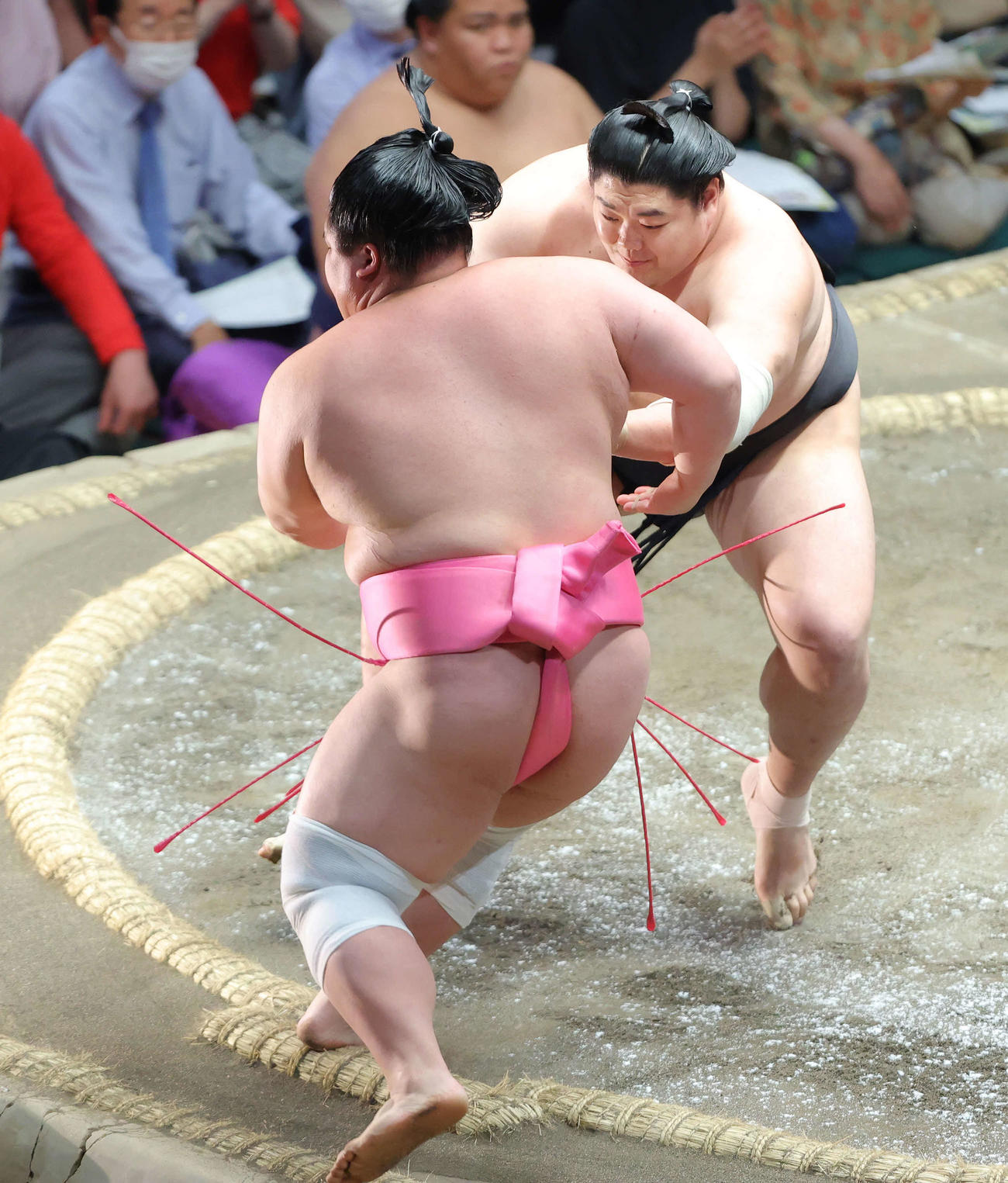 宇良（手前）を押し出しで破る阿炎（撮影・河田真司）