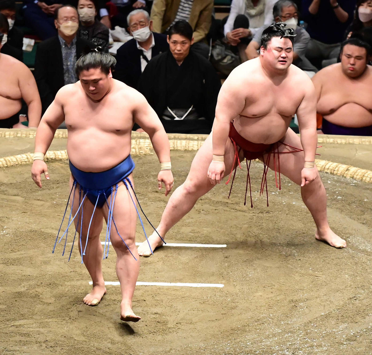 隆の勝（右）は若隆景に引き落としで敗れ悔しそうな表情を見せる（撮影・小沢裕）