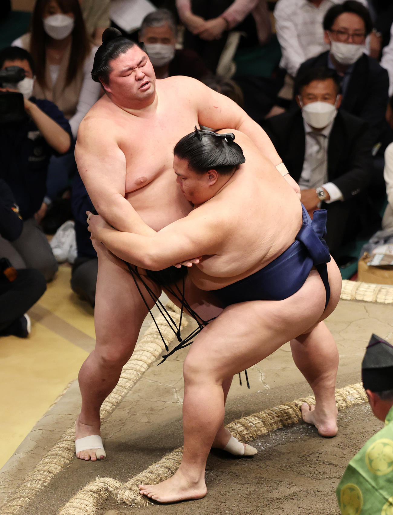 正代（左）を寄り切りで破る御嶽海（撮影・鈴木正人）