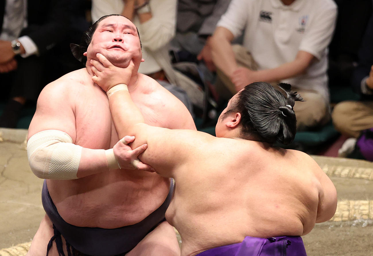 貴景勝（右）の攻めを耐える照ノ富士（撮影・鈴木正人）