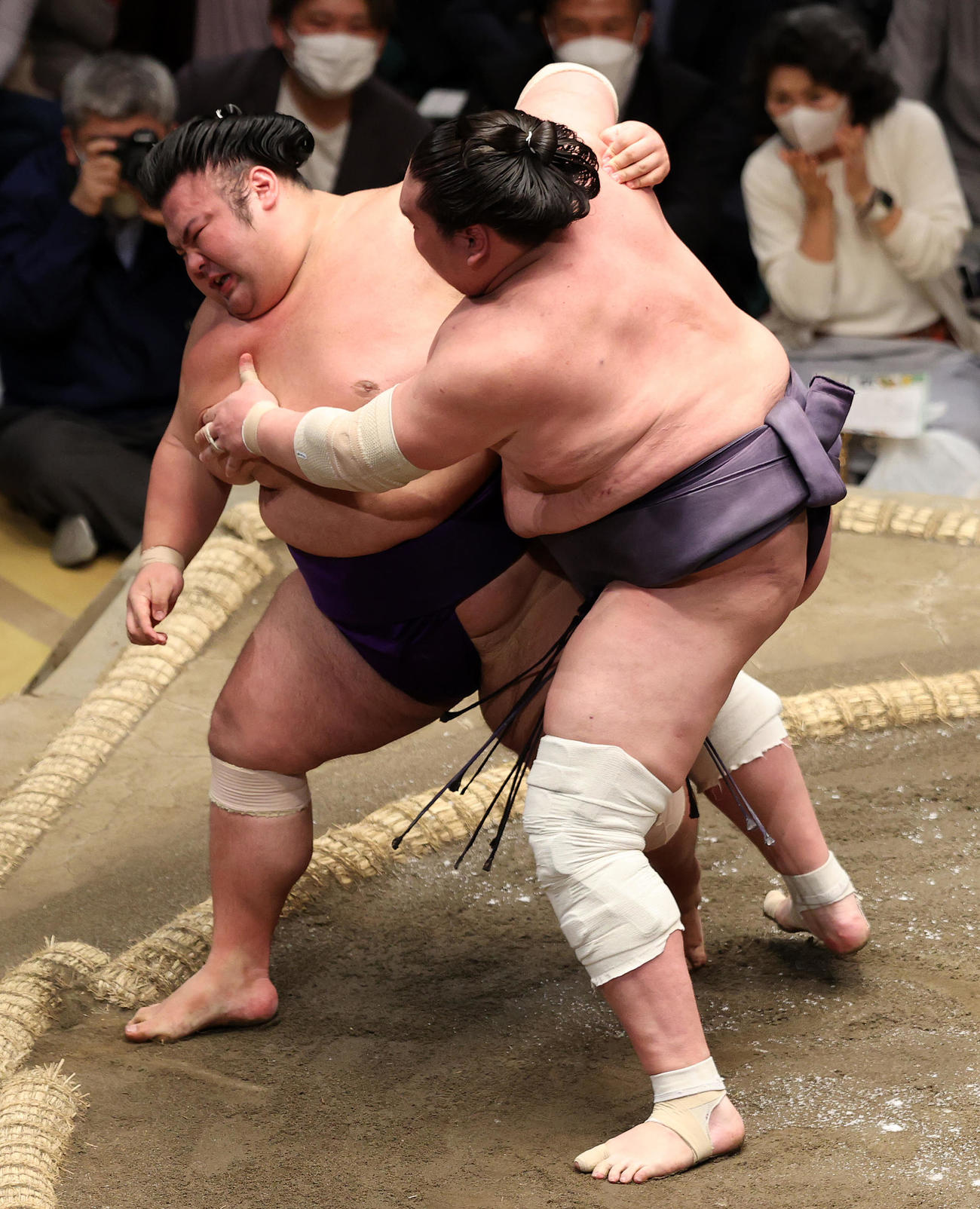 貴景勝（左）を寄り倒しで破る照ノ富士（撮影・鈴木正人）