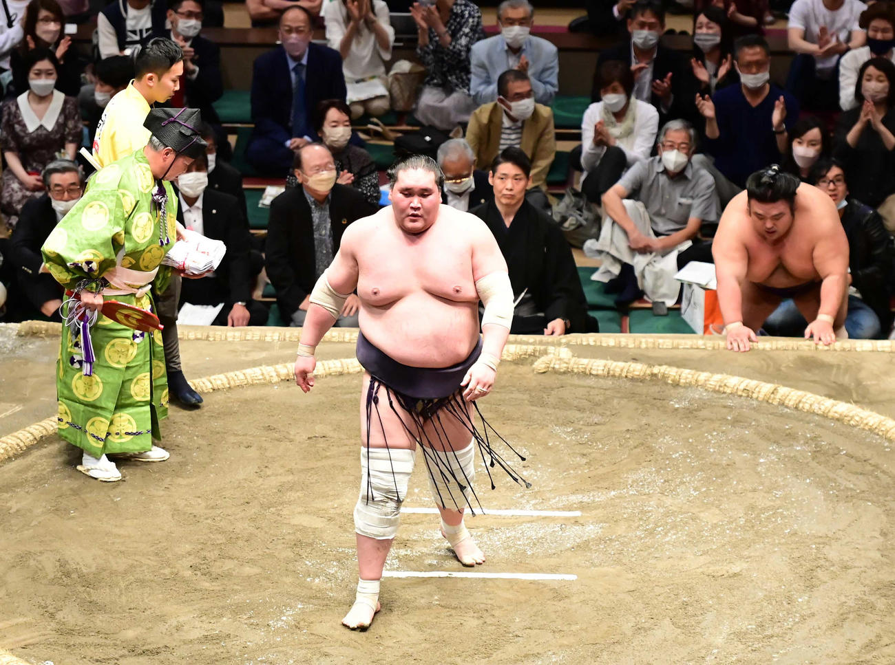 照ノ富士は貴景勝（右）を寄り倒しで破る（撮影・小沢裕）