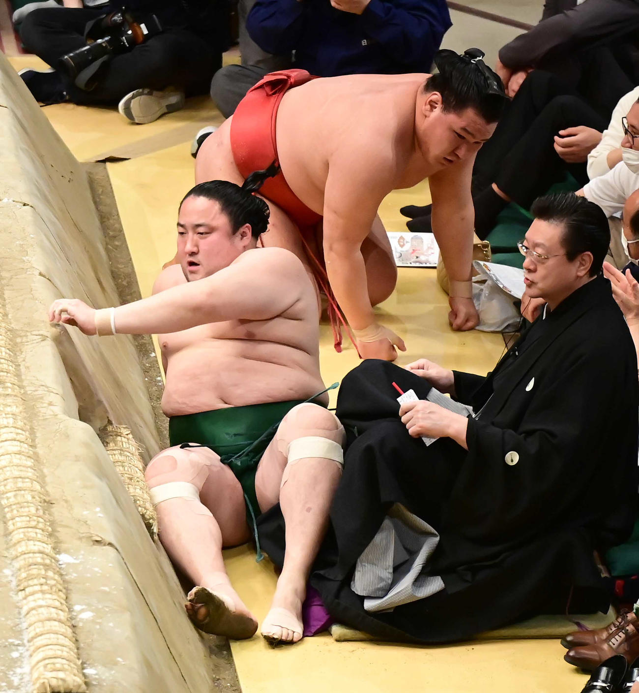 佐田の海（左）は豊昇龍を寄り倒しで破る（撮影・小沢裕）