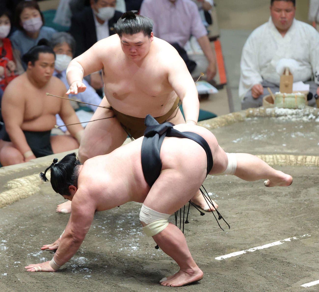 妙義龍（手前）を肩すかしで破る王鵬（撮影・河田真司）
