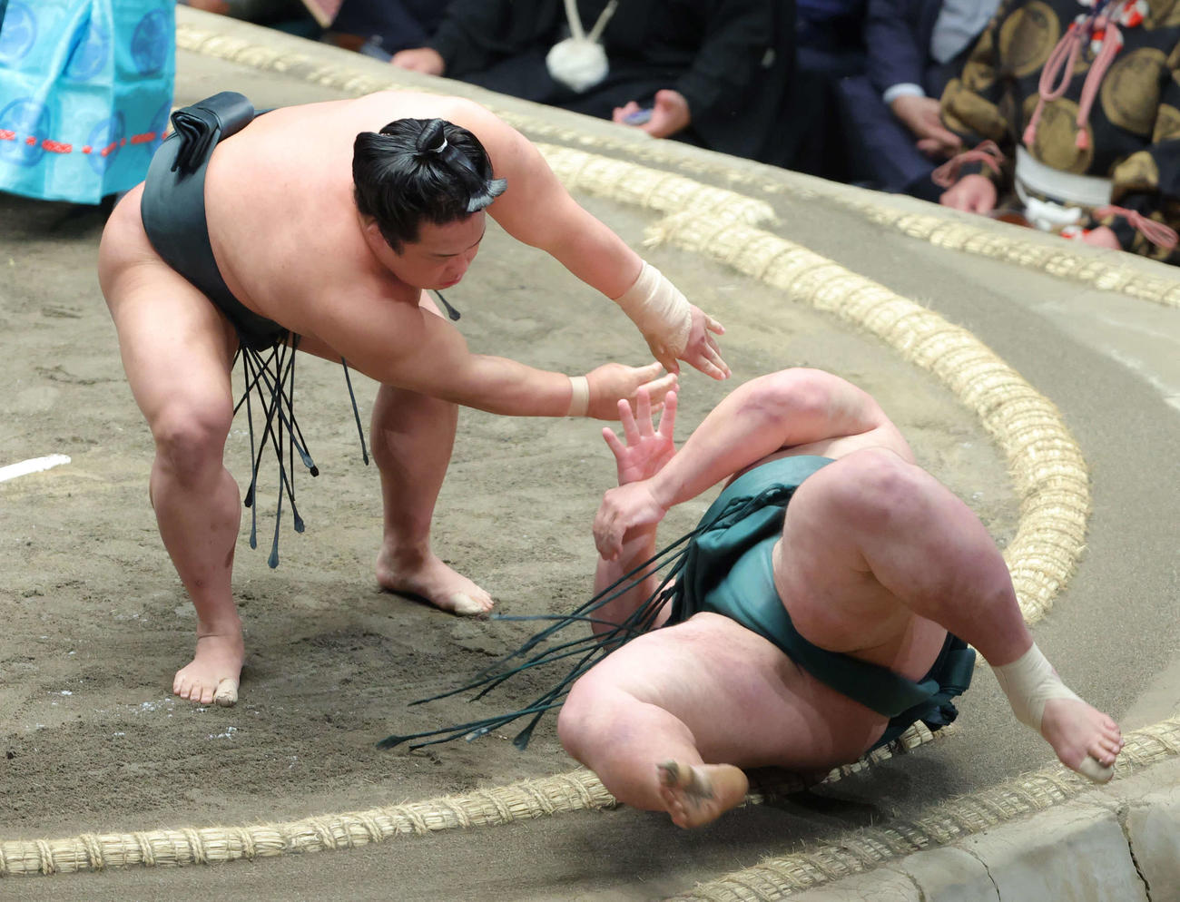 翠富士（左）は錦木を肩すかしで破る（撮影・河田真司）