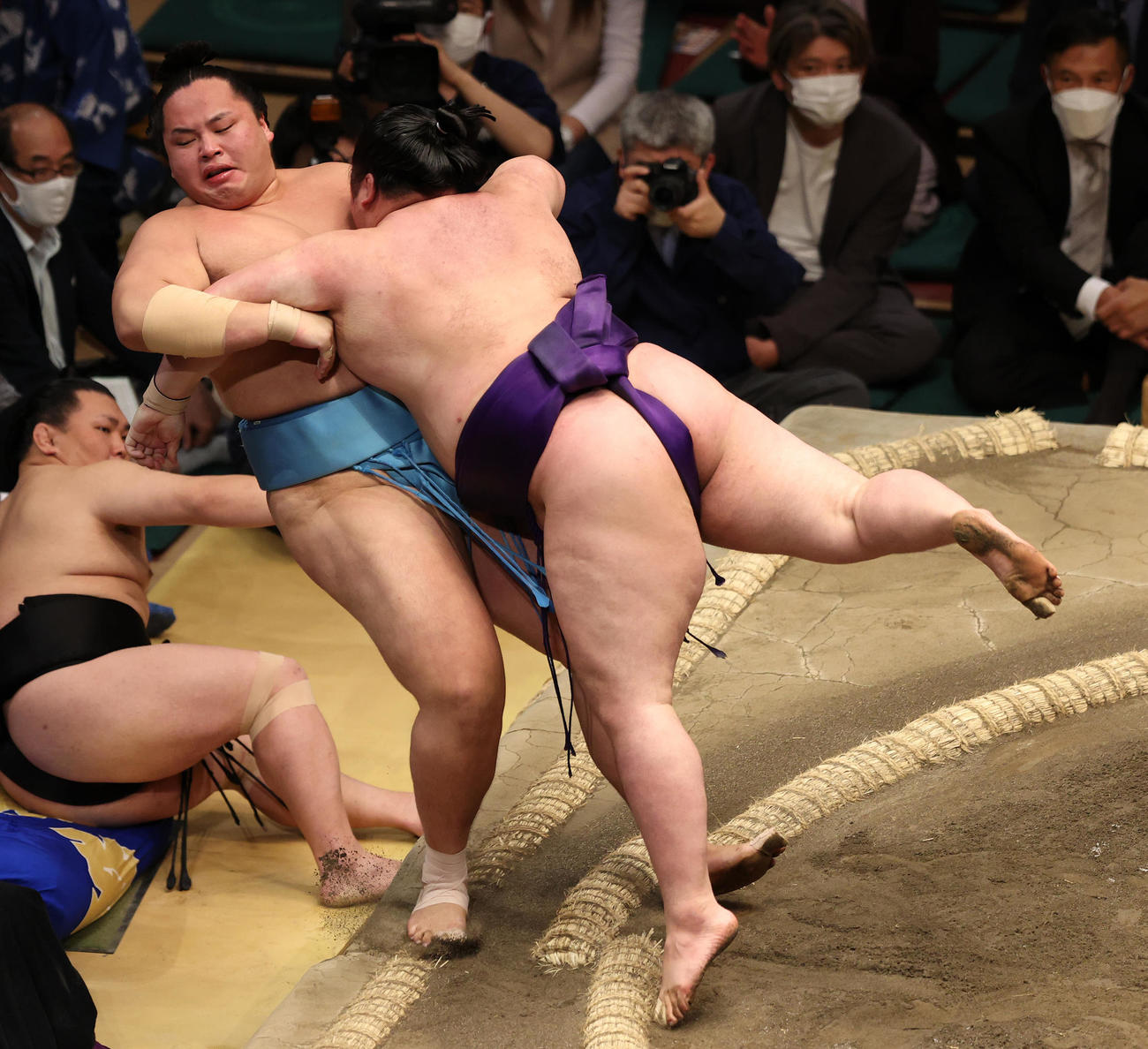 琴勝峰（左）を寄り切りで破る明生（撮影・鈴木正人）