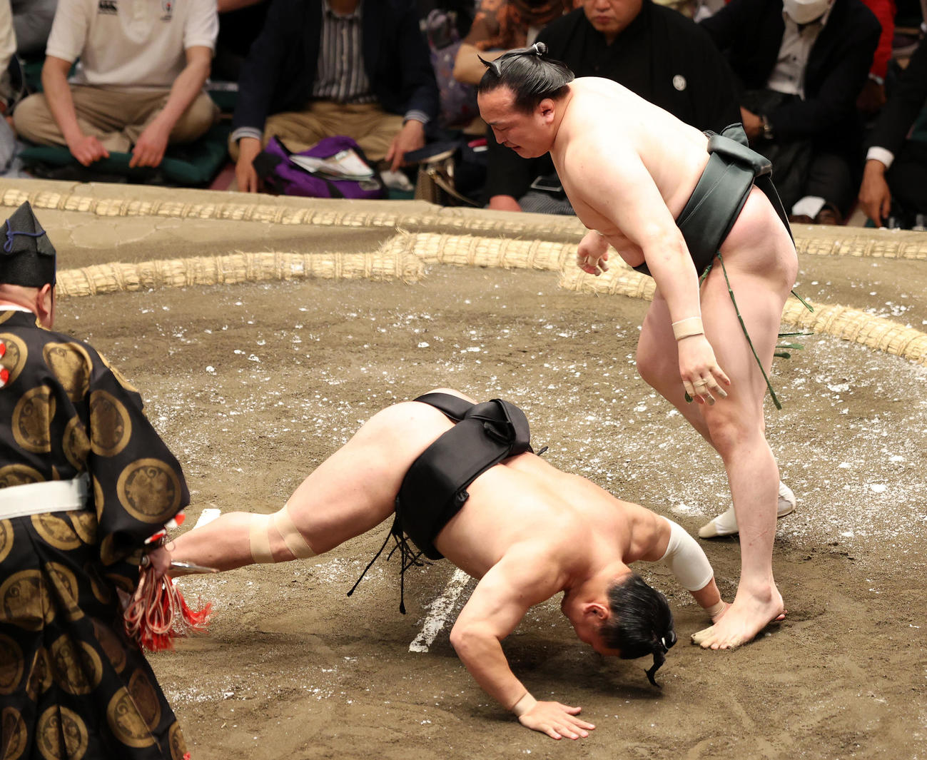 照強（右）をはたき込みで破る千代翔馬（撮影・鈴木正人）