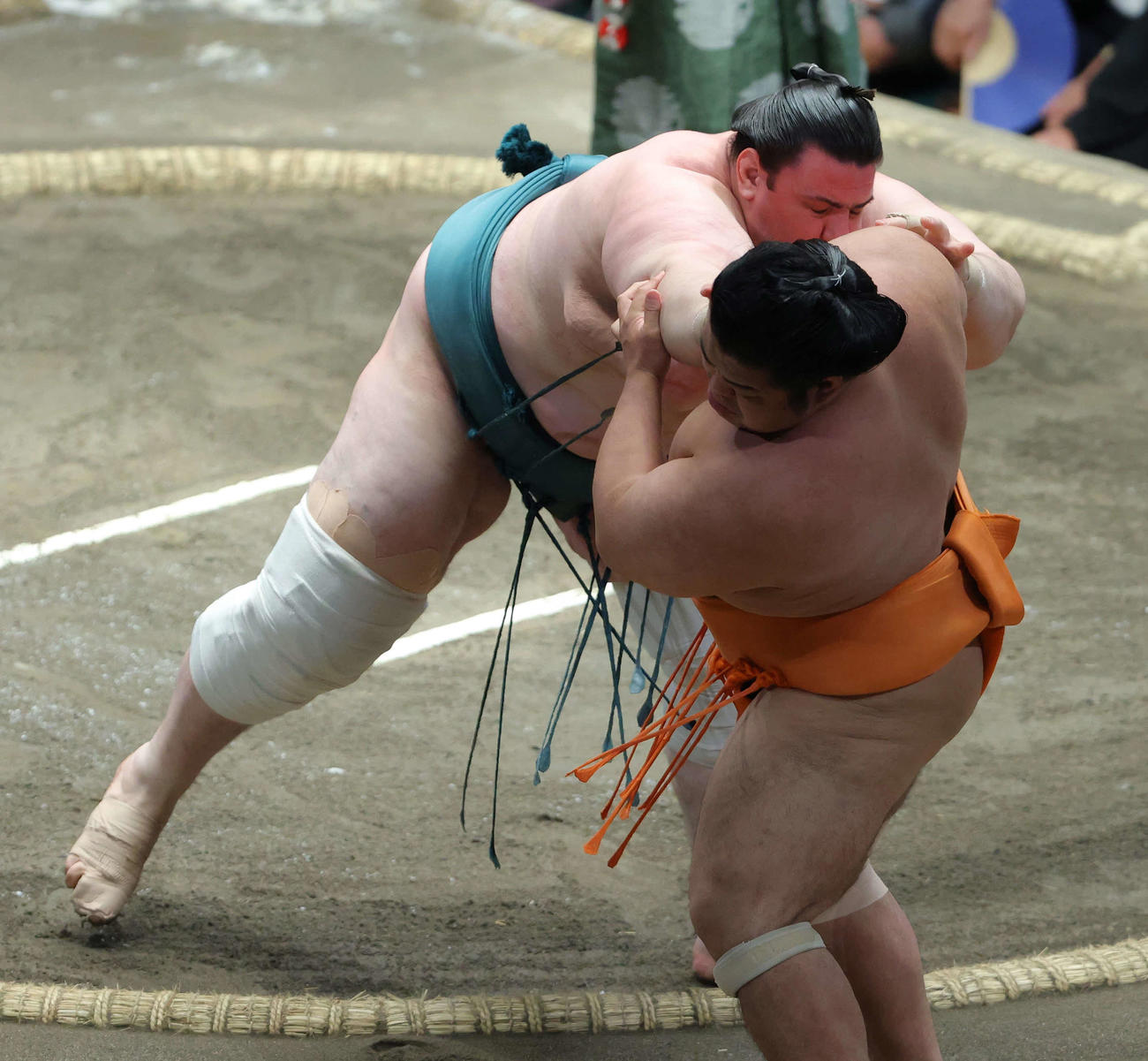 志摩ノ海（手前）を押し出しで破る碧山（撮影・河田真司）