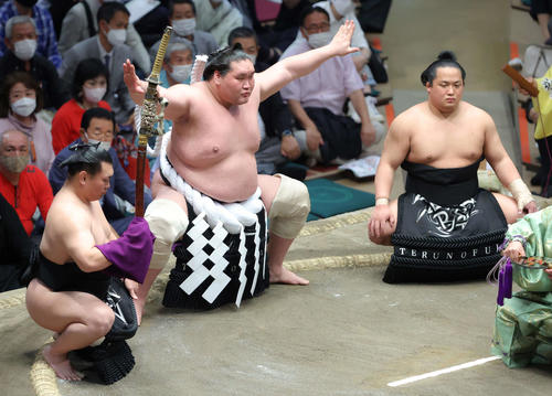 大相撲夏場所13日目の横綱照ノ富士土俵入り。太刀持ち照強（左）露払い翠富士（撮影・河田真司）
