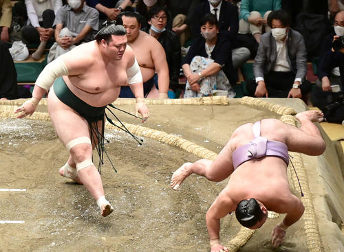 豊山（左）は琴恵光を突き落としで破る（撮影・小沢裕）