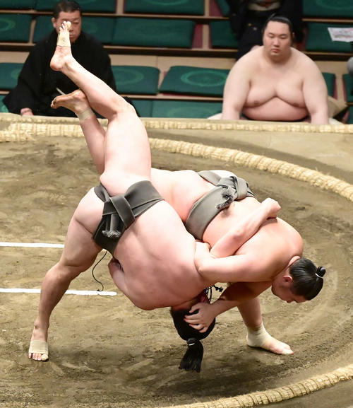 欧勝馬（右）は北播磨を掛け投げで破り幕下優勝を決める（撮影・小沢裕）