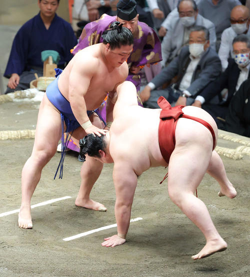 若隆景（左）は隆の勝を引き落としで破る（撮影・河田真司）