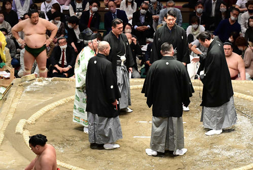 佐田の海（左奥）と豊昇龍（左手前）の一番は物言いが付き協議する審判団。右端は隆の勝（撮影・小沢裕）