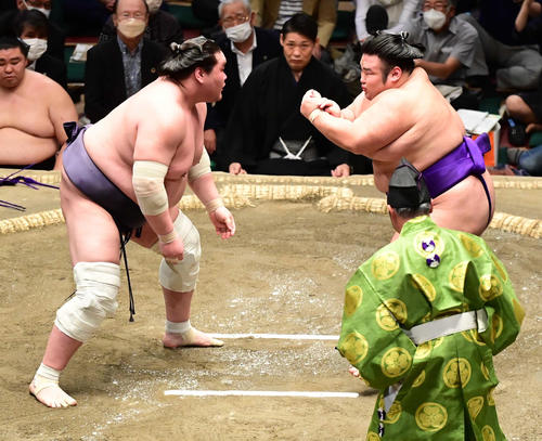 照ノ富士（左）を猫だましで威嚇する貴景勝（撮影・小沢裕）
