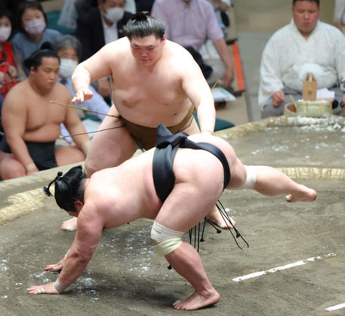 妙義龍（手前）を肩すかしで破る王鵬（撮影・河田真司）