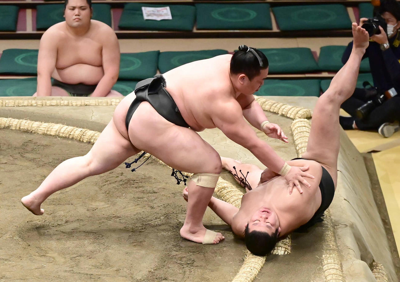 神谷（左）は羽出山を突き落としで破り三段目優勝を決める（撮影・小沢裕）