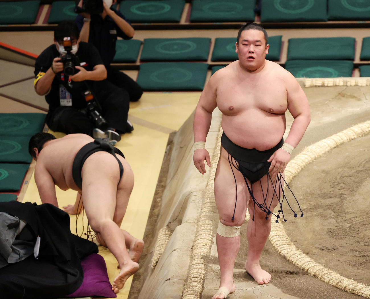 羽出山（左）を突き落としで破った神谷（撮影・鈴木正人）