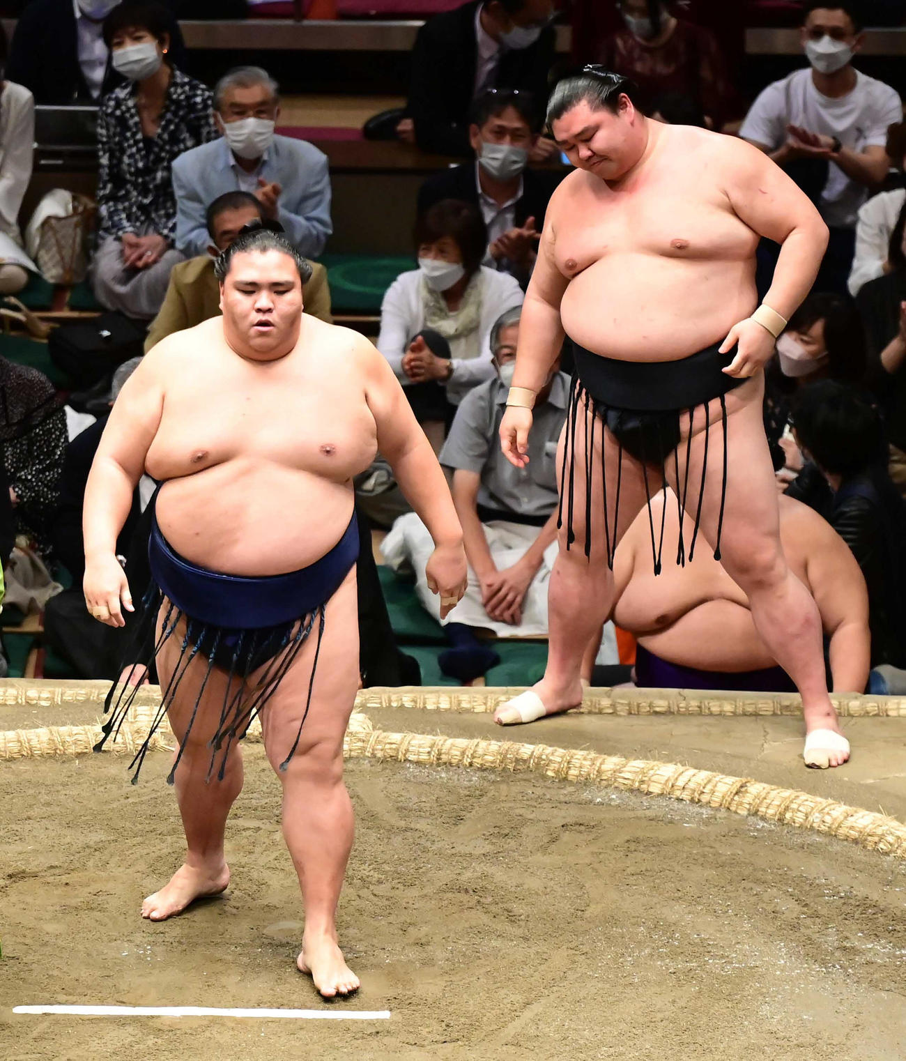 正代（右）は御嶽海に寄り切りで敗れがっくりした表情を見せる（撮影・小沢裕）