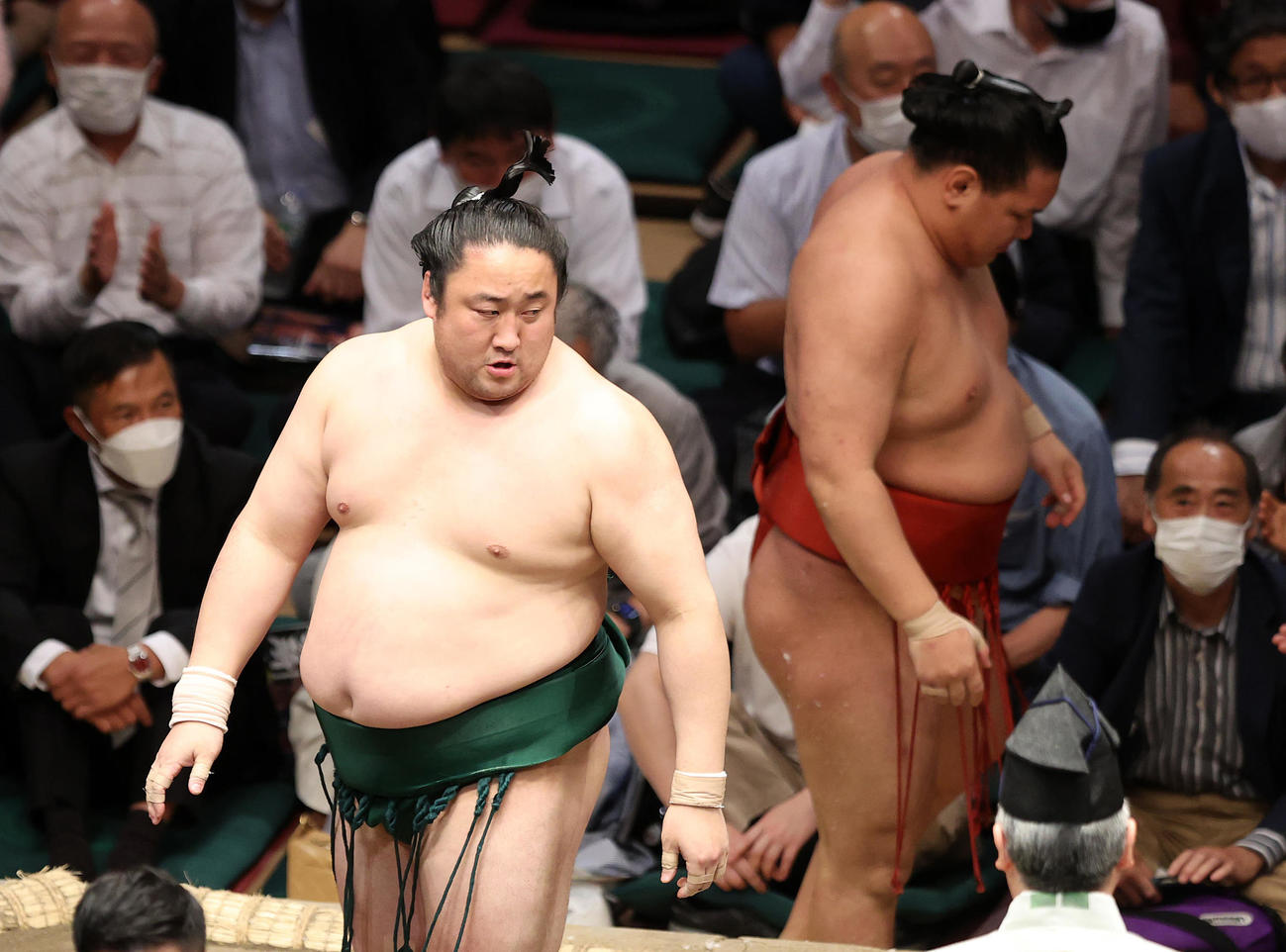 豊昇龍（右）を寄り倒しで破った佐田の海（撮影・鈴木正人）