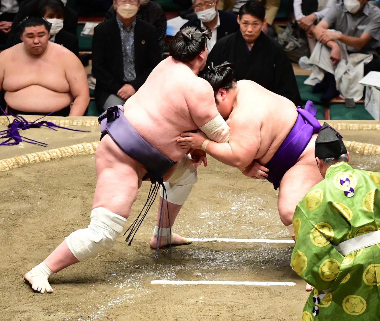 互いにぶつかり合う照ノ富士（左）と貴景勝（撮影・小沢裕）
