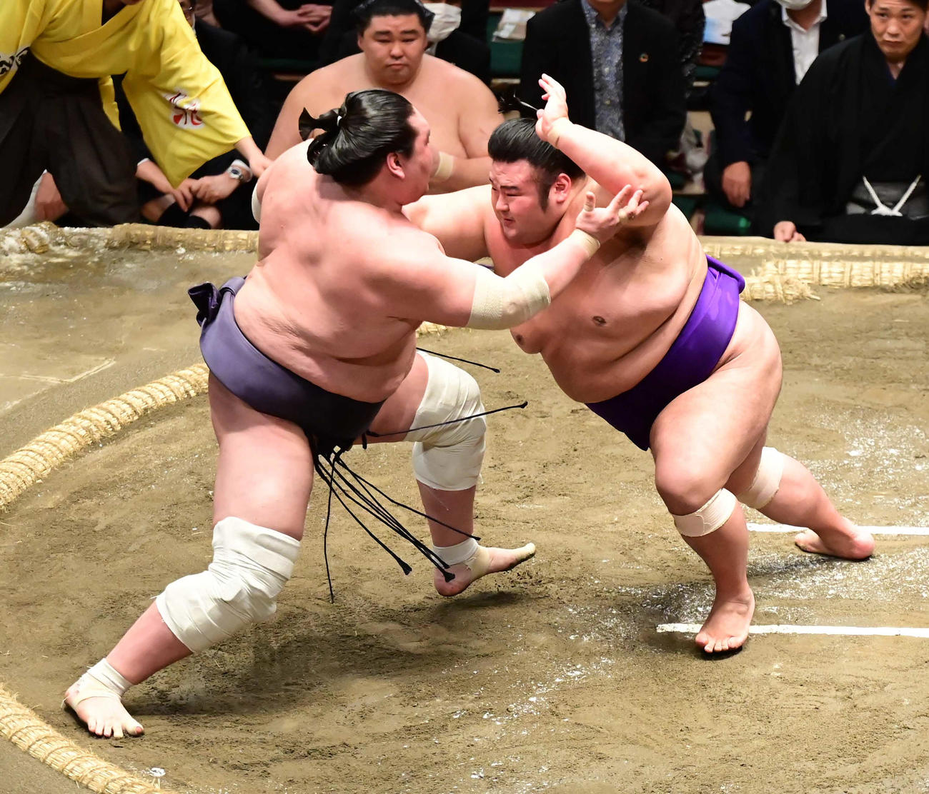 照ノ富士（左）を突き押しで攻める貴景勝（撮影・小沢裕）