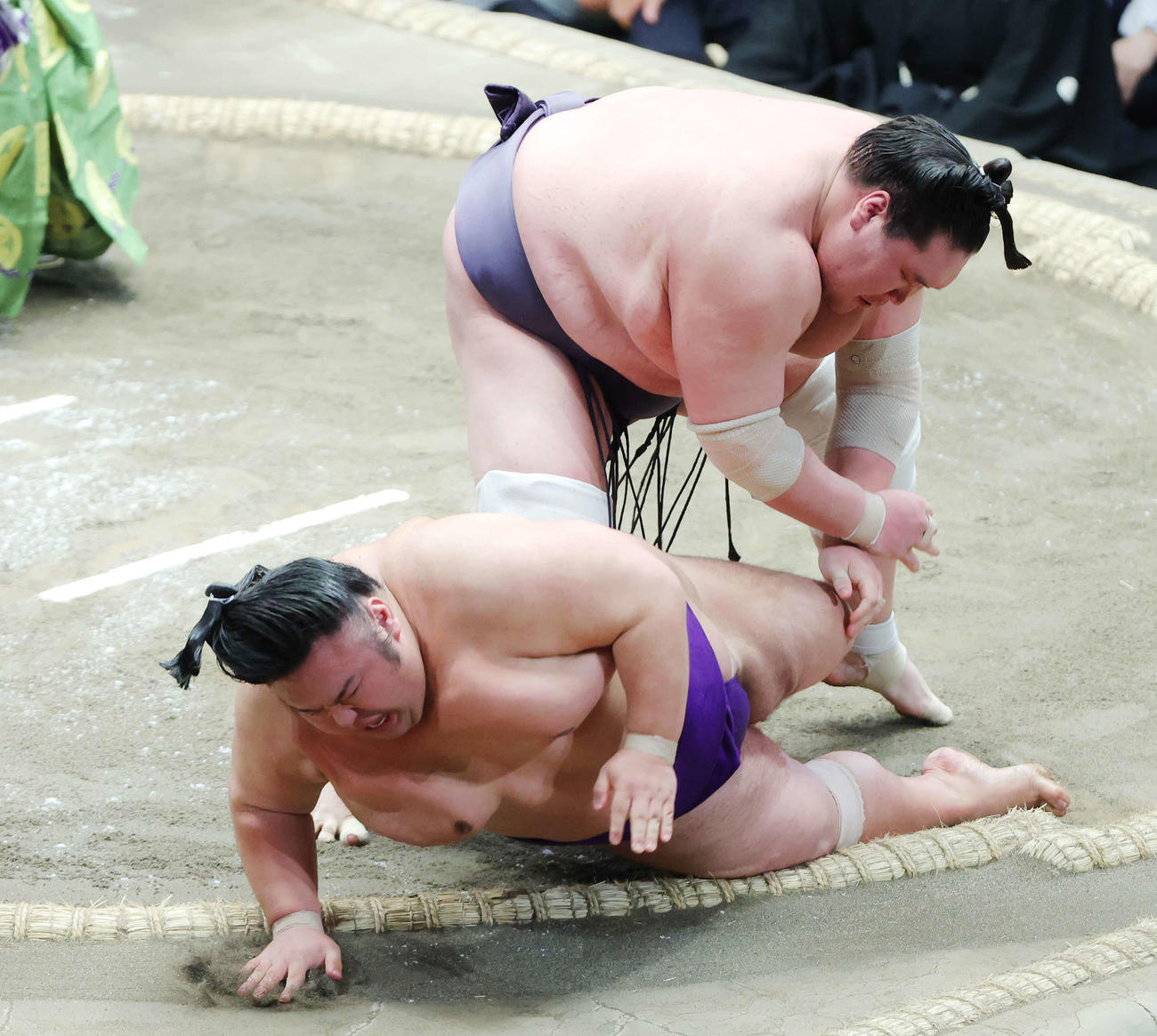 貴景勝（手前）は照ノ富士に寄り倒しで敗れる（撮影・河田真司）