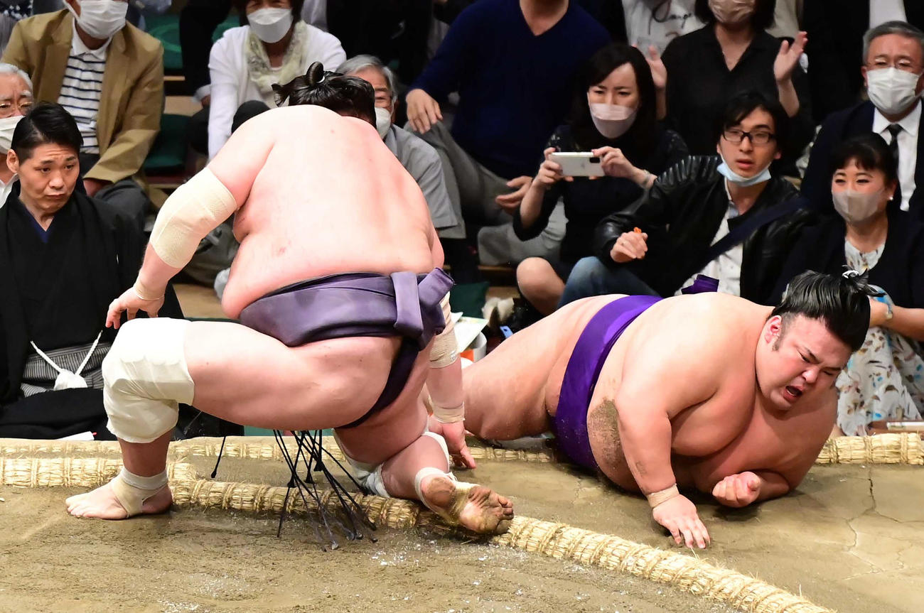 照ノ富士（左）は寄り倒しで貴景勝を破る（撮影・小沢裕）