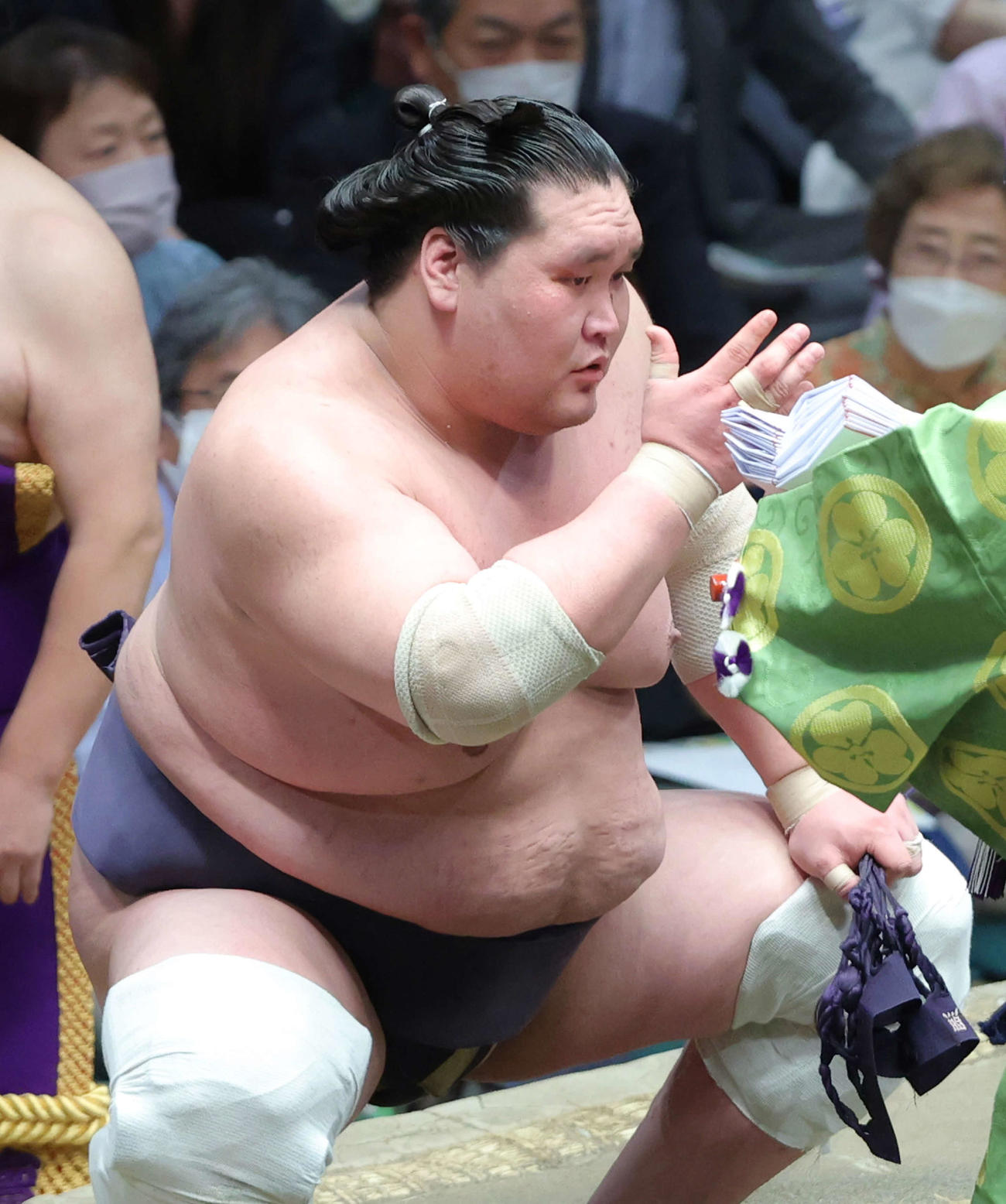 貴景勝を寄り倒しで破り懸賞金の束を手にする照ノ富士（撮影・河田真司）
