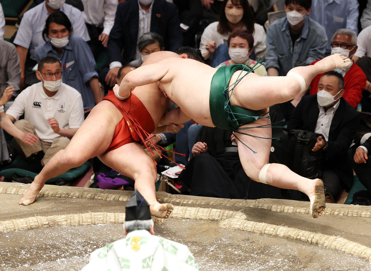 豊昇龍（左）を寄り倒しで破る佐田の海（撮影・鈴木正人）