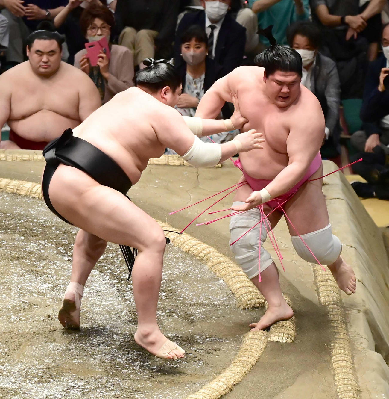 大相撲夏場所13日目、宇良（右）は阿炎に押し出しで敗れる（撮影・小沢裕）