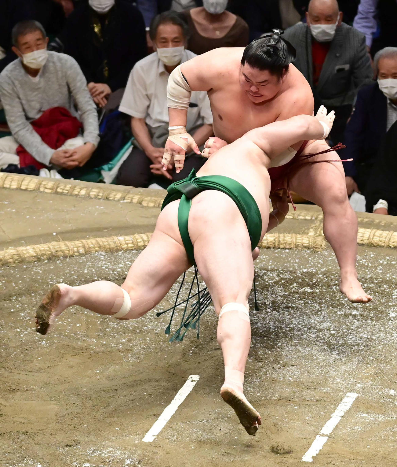 佐田の海（手前）は大栄翔にはたき込みで敗れる（撮影・小沢裕）