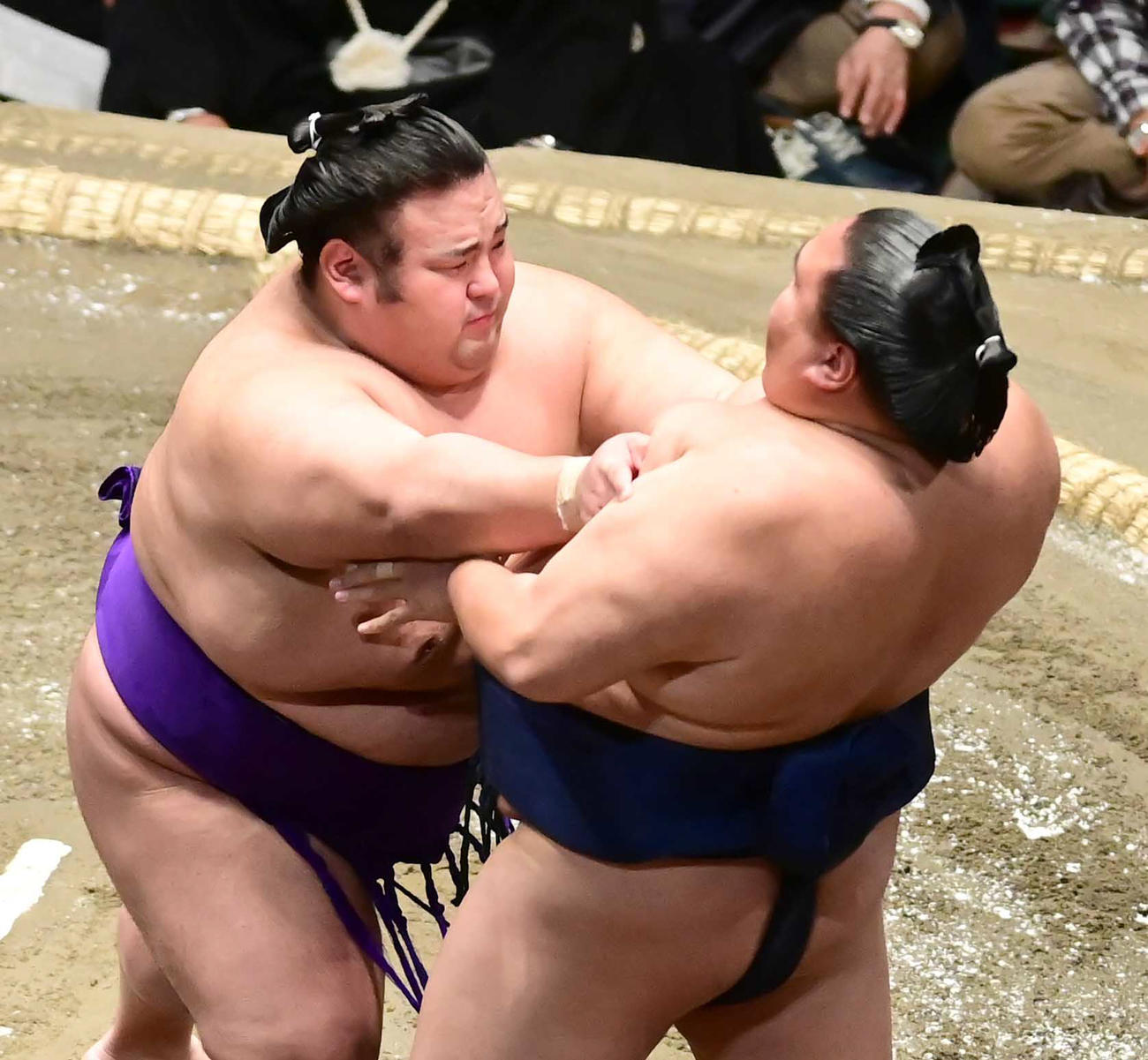 貴景勝（左）は御嶽海を押し出しで破る（撮影・小沢裕）