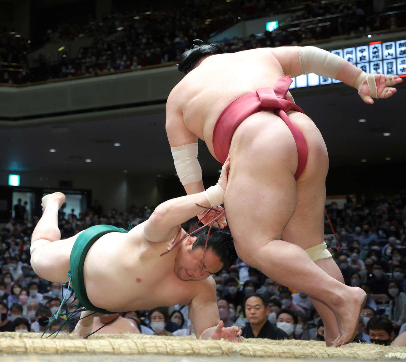 佐田の海（左）は大栄翔にはたき込みで敗れる（撮影・河田真司）