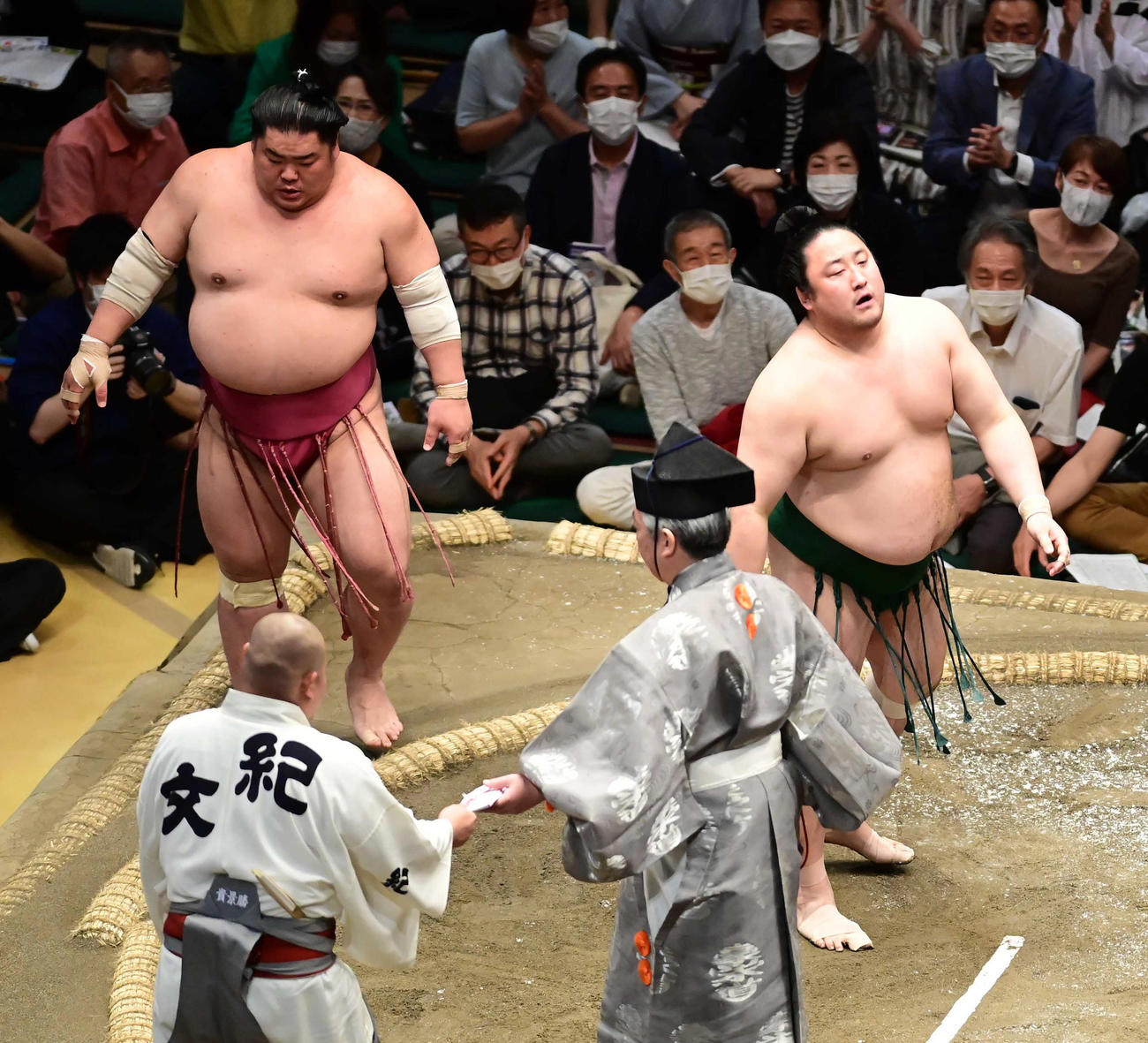 佐田の海（右）は大栄翔にはたき込みで敗れる（撮影・小沢裕）
