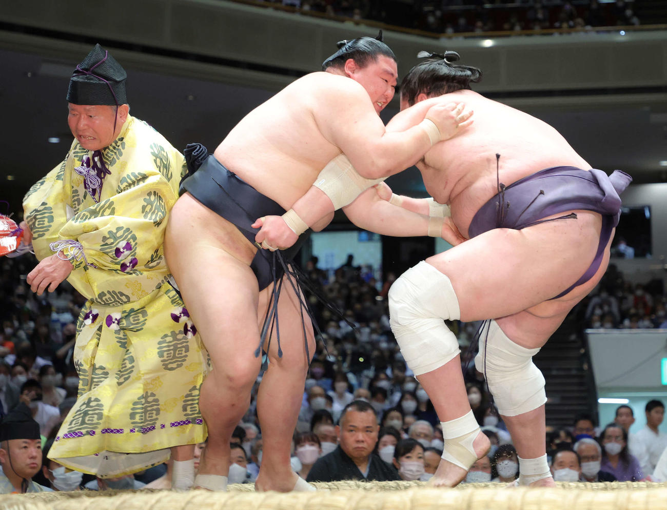 正代（中央）と照ノ富士(右)の取り組みに巻き込まれる行事の式守伊之助（撮影・河田真司）