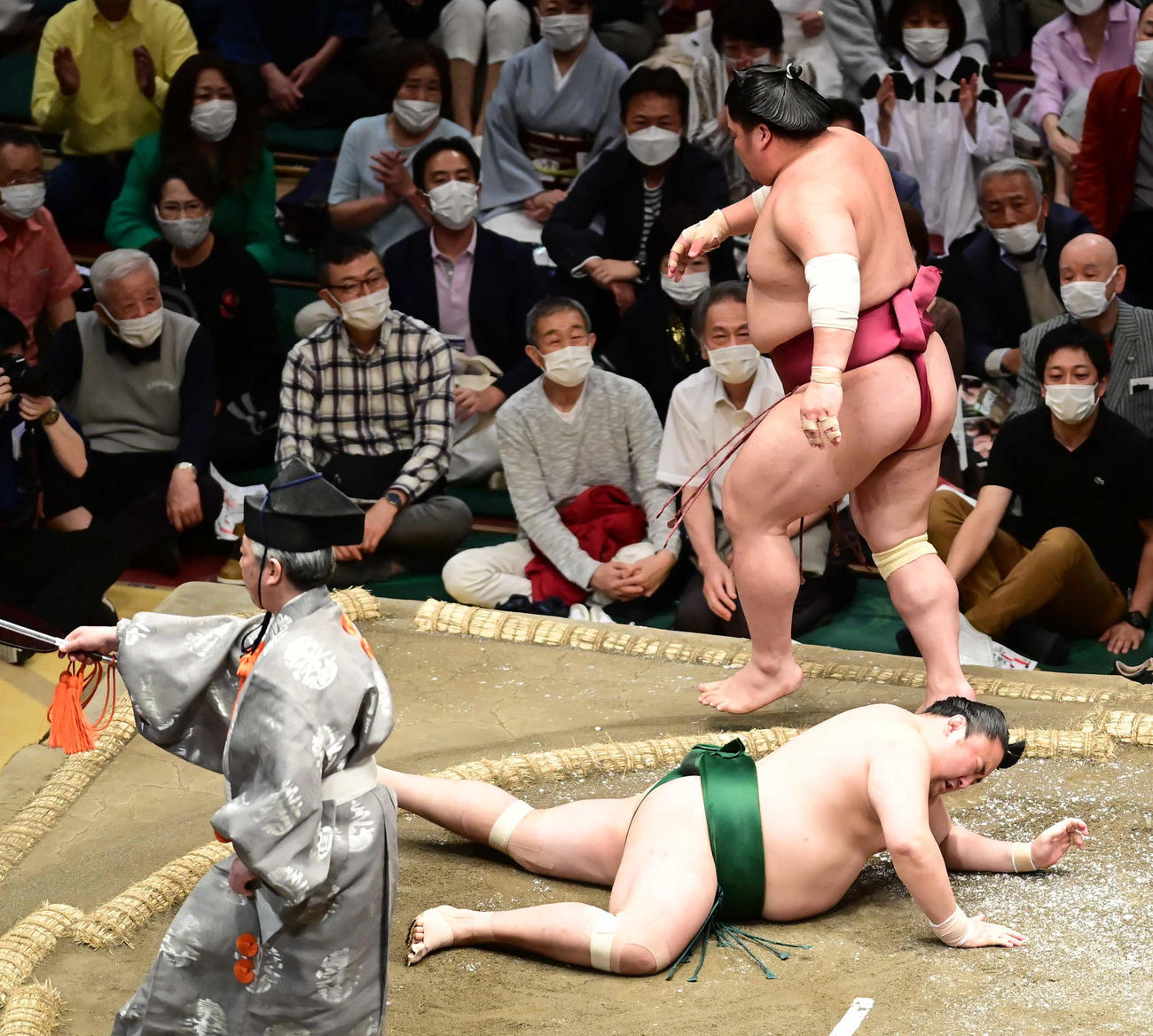 佐田の海（手前）は大栄翔にはたき込みで敗れる（撮影・小沢裕）