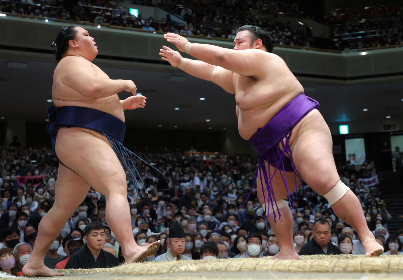御嶽海（左）を押し出しで破る貴景勝（撮影・河田真司）