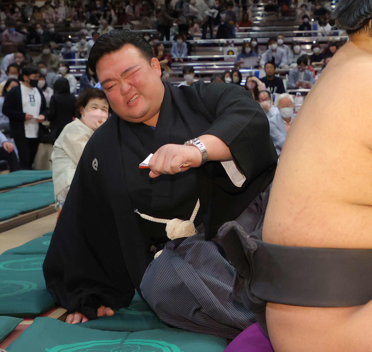 上戸に押し出しで敗れた湘南乃海につぶされる元稀勢の里の二所ノ関親方（撮影・河田真司）