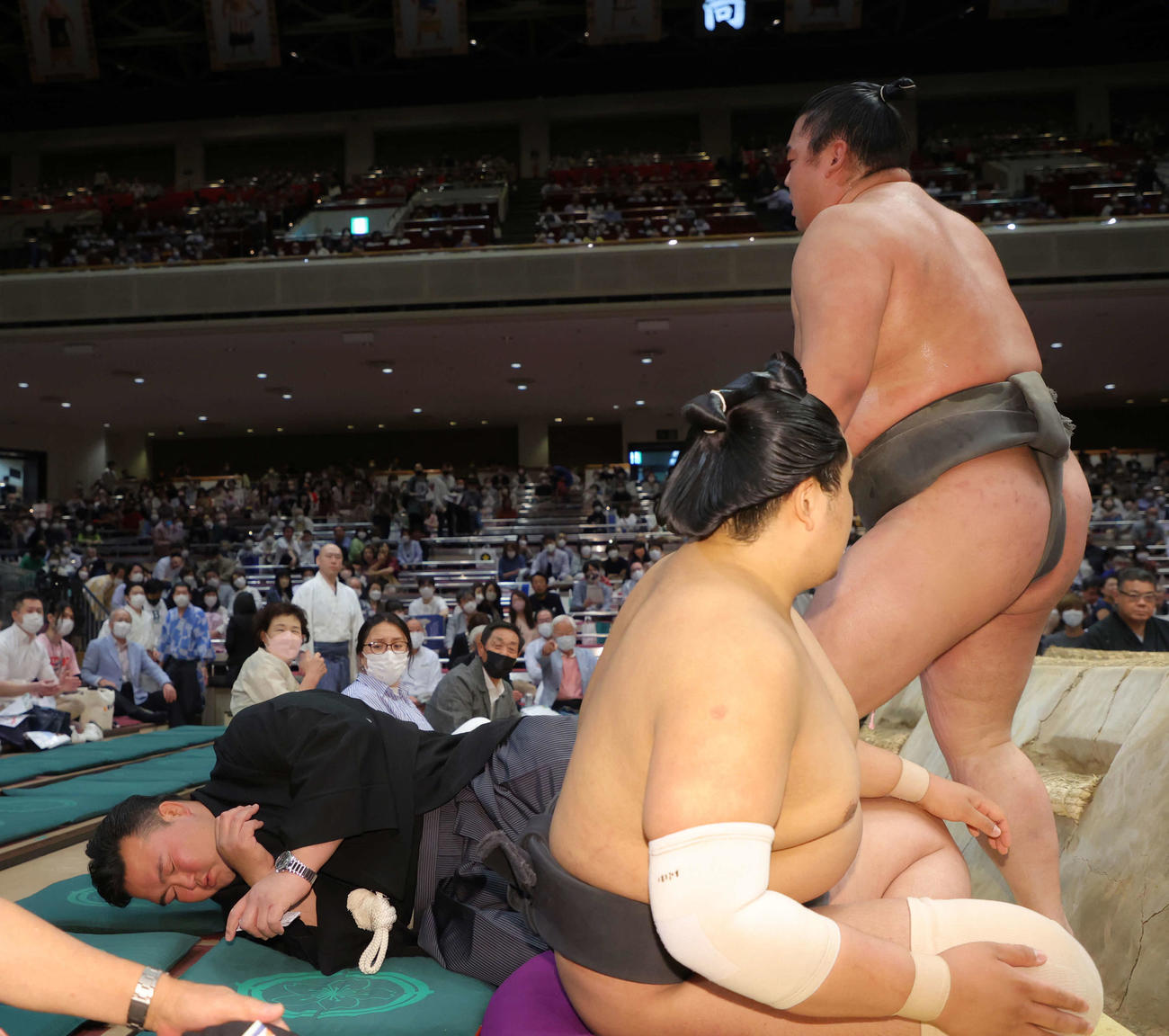 上戸に押し出しで敗れた湘南乃海につぶされる元稀勢の里の二所ノ関親方（撮影・河田真司）