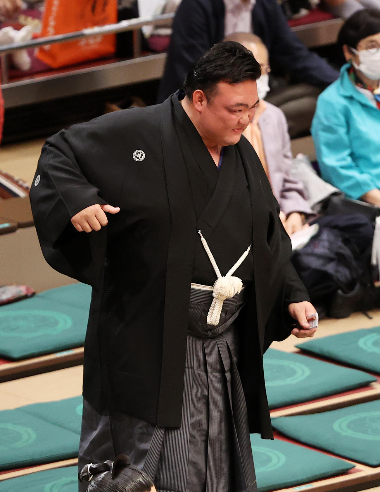 力士が落下し痛そうに肩をまわす二所ノ関親方（元横綱稀勢の里）（撮影・鈴木正人）