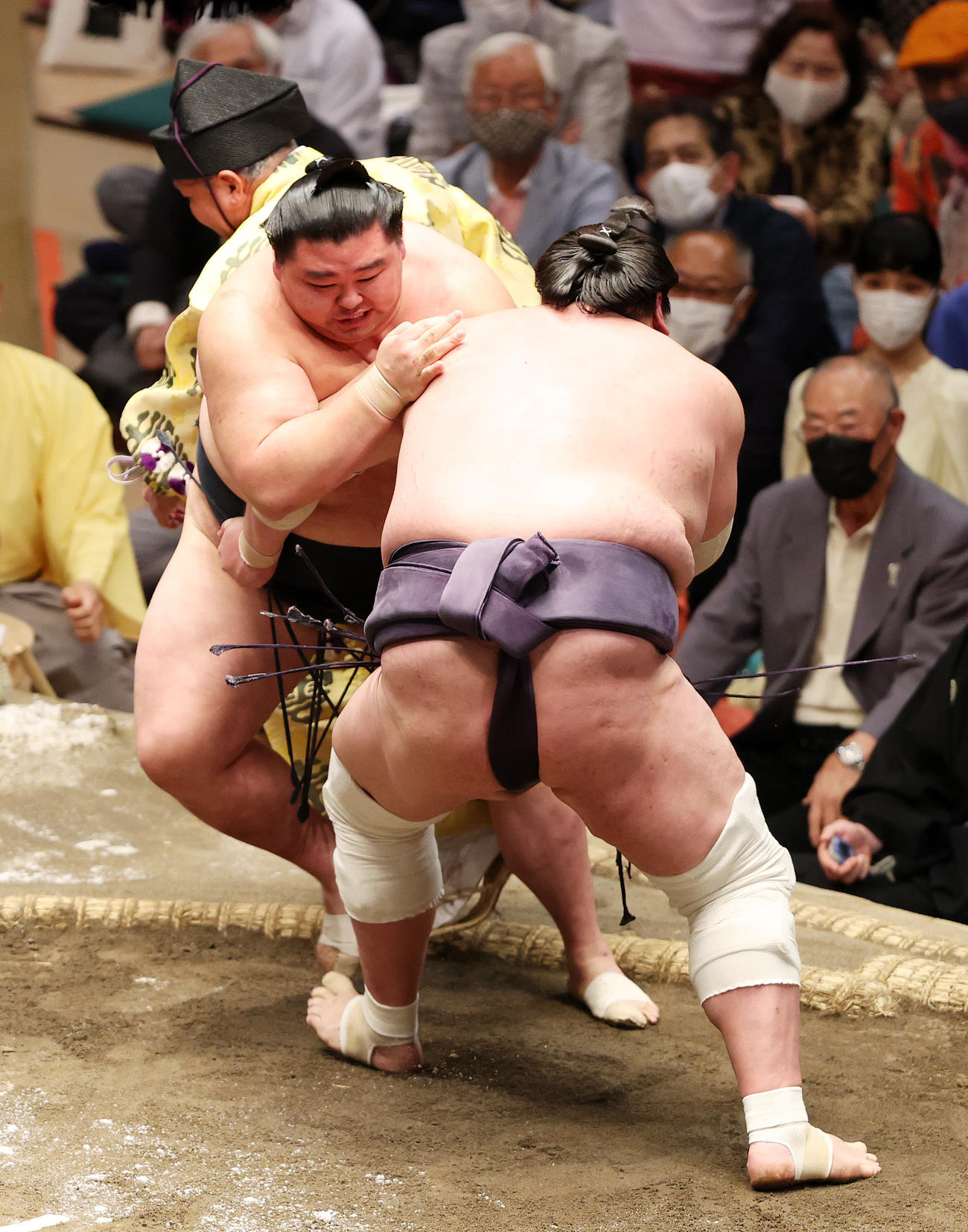 正代（左）を寄り切りで破る照ノ富士（撮影・鈴木正人）